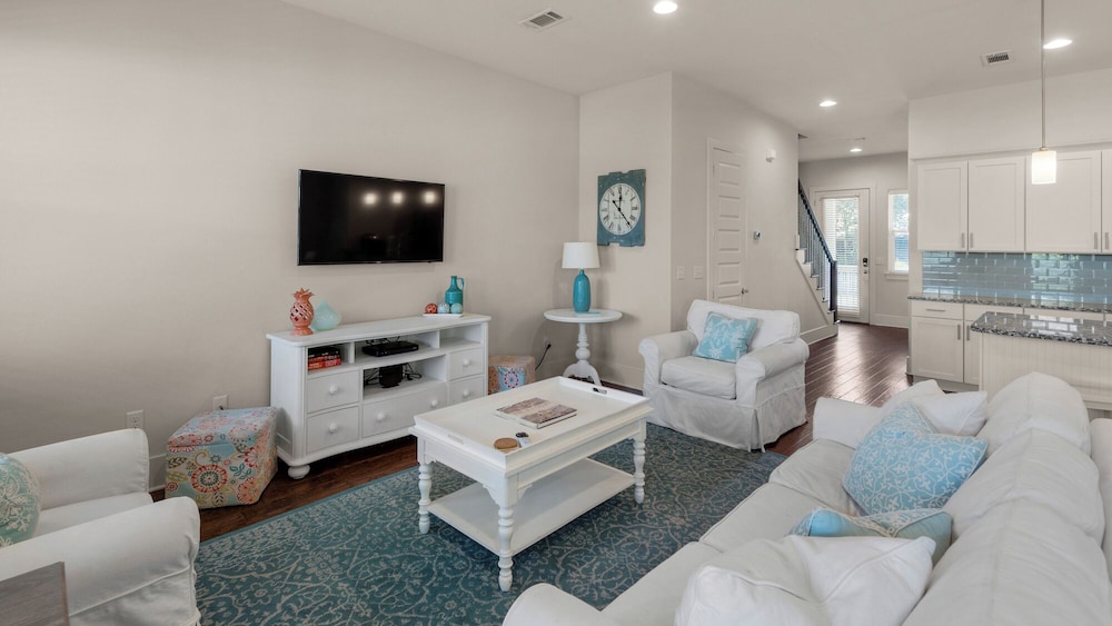 Stunning 4 Bd/4.5 BA - Free Wifi - Easy Walk to Beach