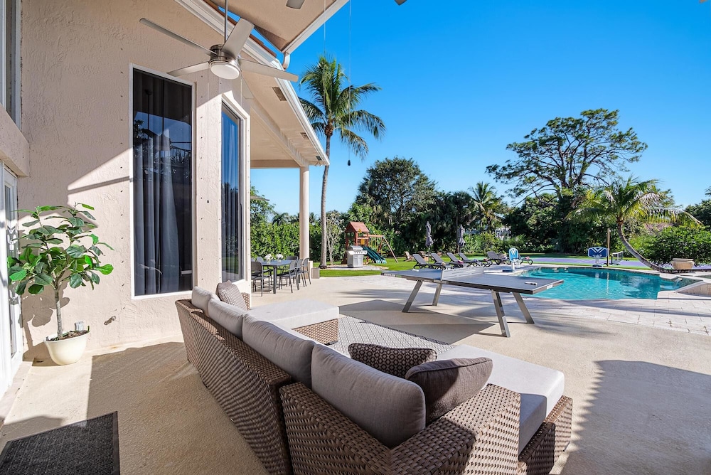 Luxurious 6-Bedroom Villa with Pool & Games