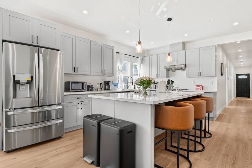 Massive 8BR Home in Hayward With AC Free Parking