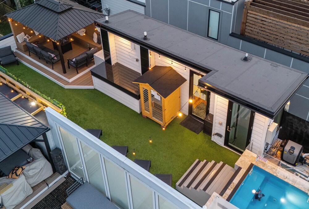Skyline Views - Rooftop Pool