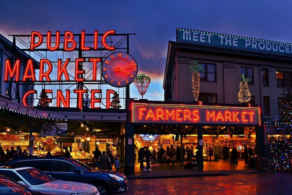 1 Location 2BR Across From Space Needle -vr1