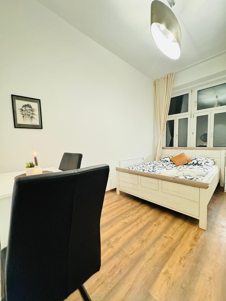 5BR Apt For 10 Walk to Kaufpark Alterlaa