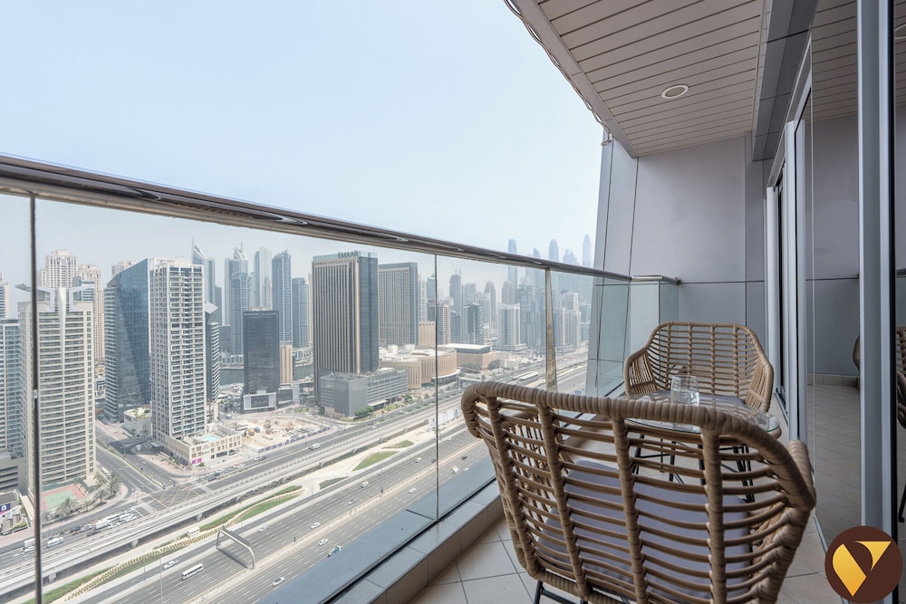 Luxury Stay in JLT Near Metro & JBR