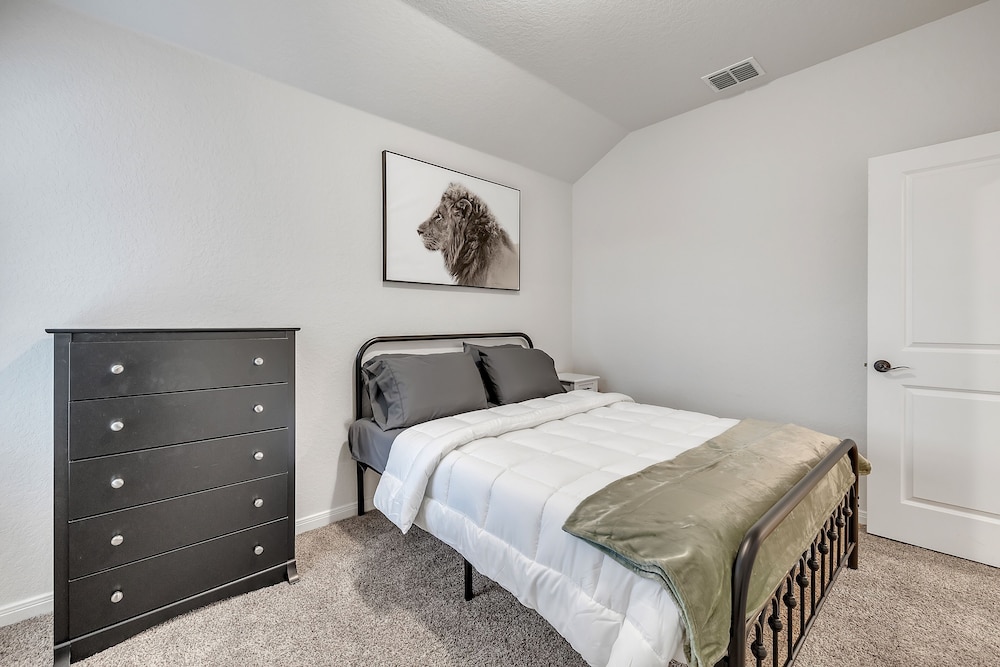 Modern 3br In Gated Community Near Jbsa & Seaworld 3 Bedroom Duplex