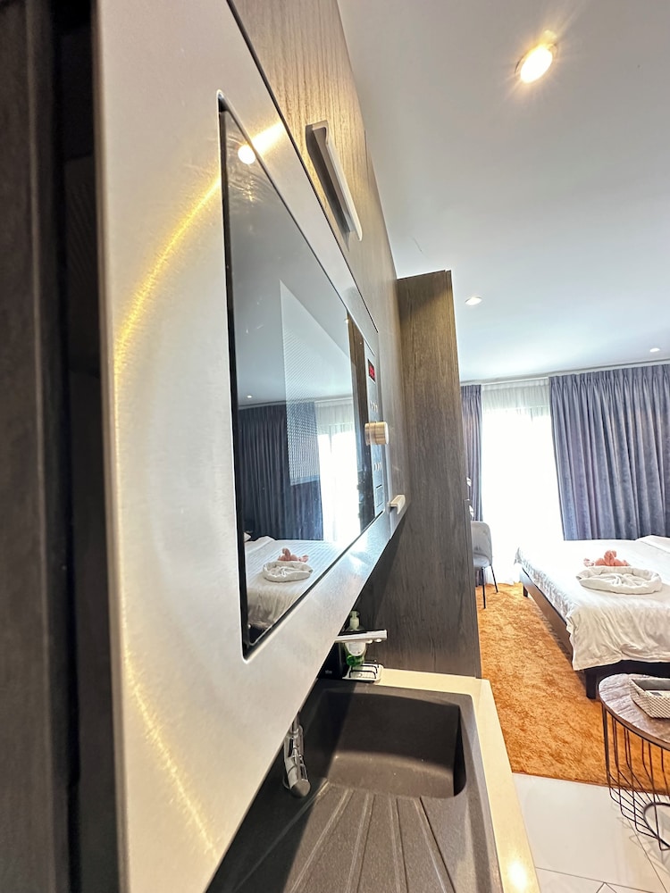 Easy Stay at the Lennox