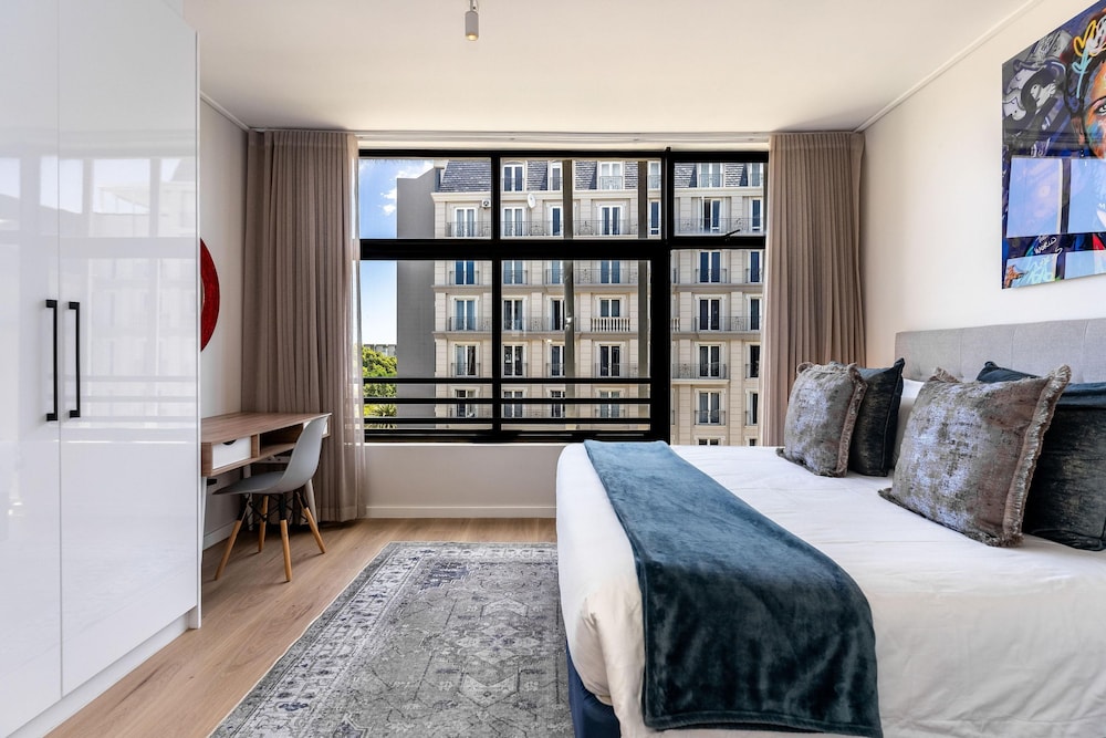 Urban Palette - Modern Artistic Green Point Apt
