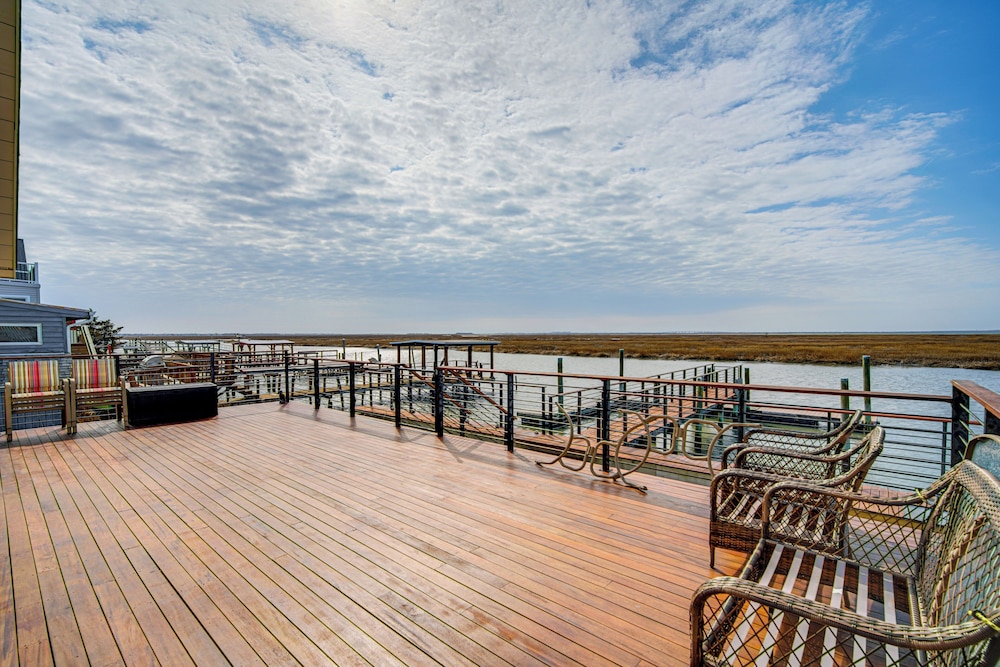 2 Mi to Stone Harbor Beach: Lovely Bayfront Home