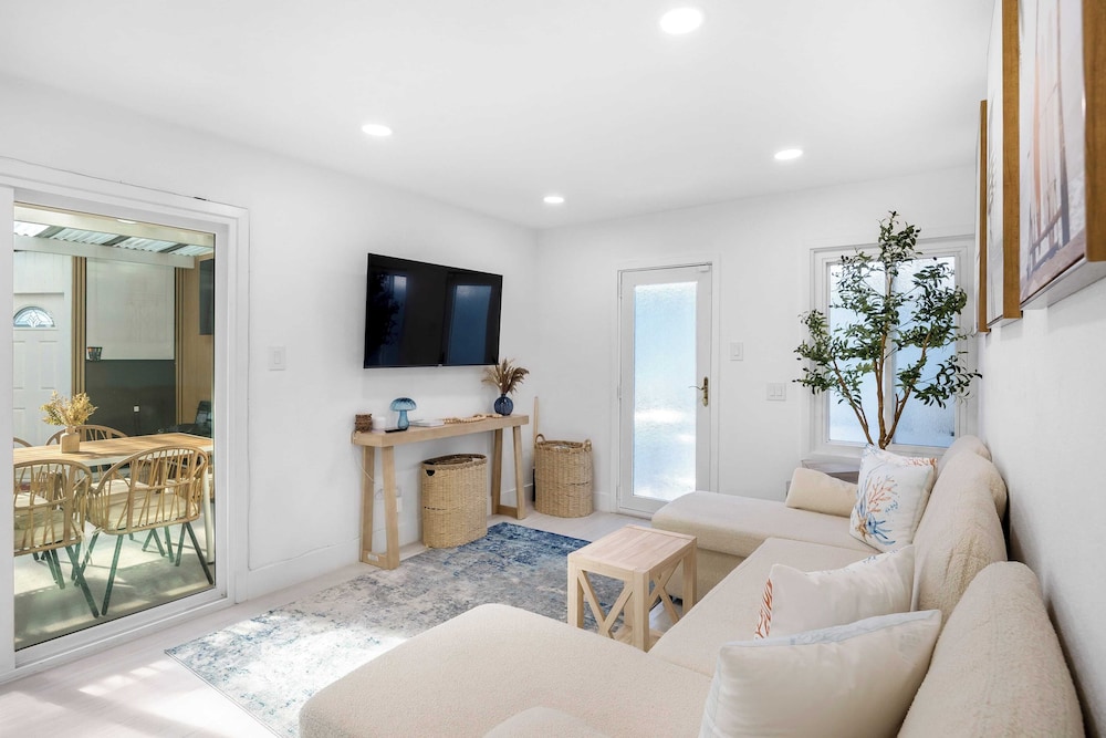 Steps to the Beach, 2 Units w/ Patio, Fire Pit Pacific Coast Highway Buyout