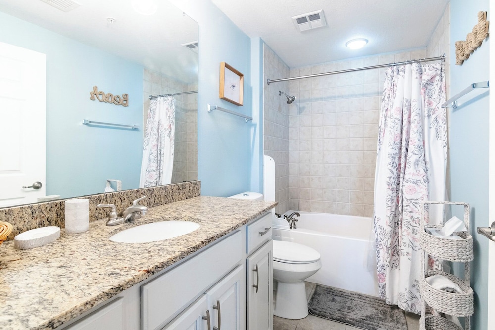 Relax in This Beautifully Cozy 2-bedroom, 2 Bathroom Condo. Sleeps 6!!