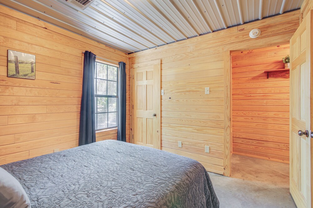 5 Mi to Sardis Lake: Pet-friendly Cabin Rental view 5
