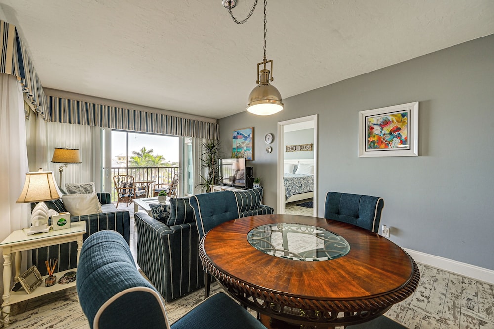 Steps to Naples Bay & Tin City: Condo w/ Pool!