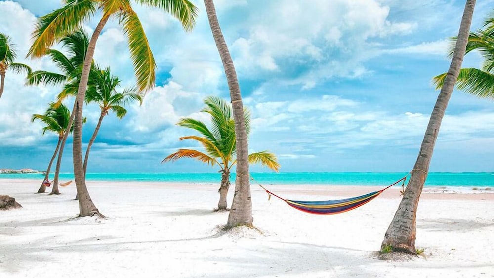 2 Minutes Walk to Beach Huge 3 bdrm Condo with Pool