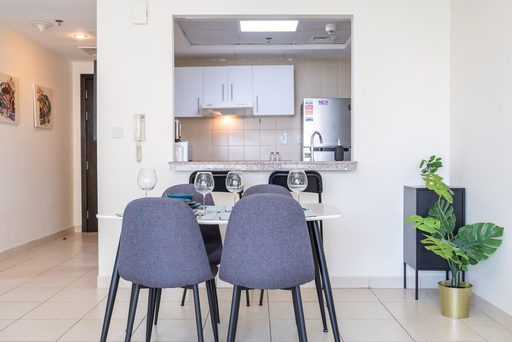 Refined 1BR Retreat in The Point Tower - Marina