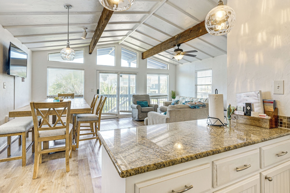 Walk to Beach: Ocean-view Home w/ Deck in Freeport