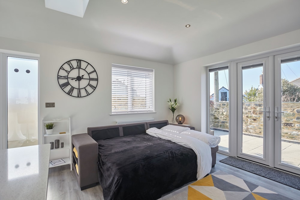 2022 Brand New Stylish Flat in Central Hayle