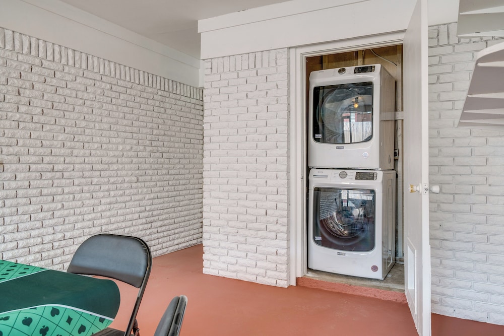 1/2 Mi to UT Austin Campus: Well-equipped Duplex!