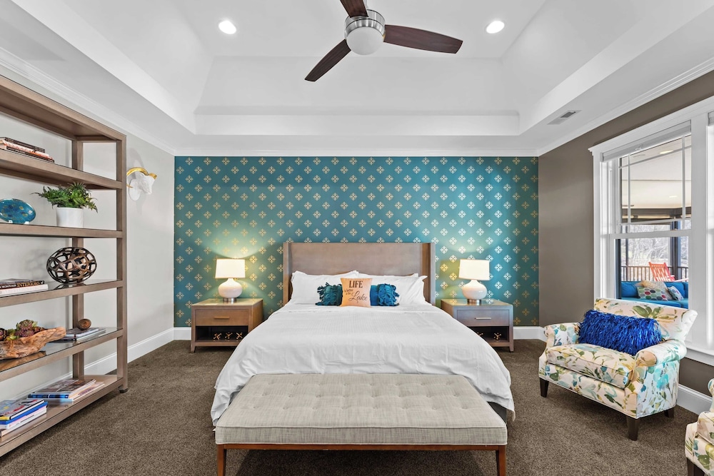 Luxury Lakefront Stay Private Dock, Indoor/outdoor Pool The Retreat