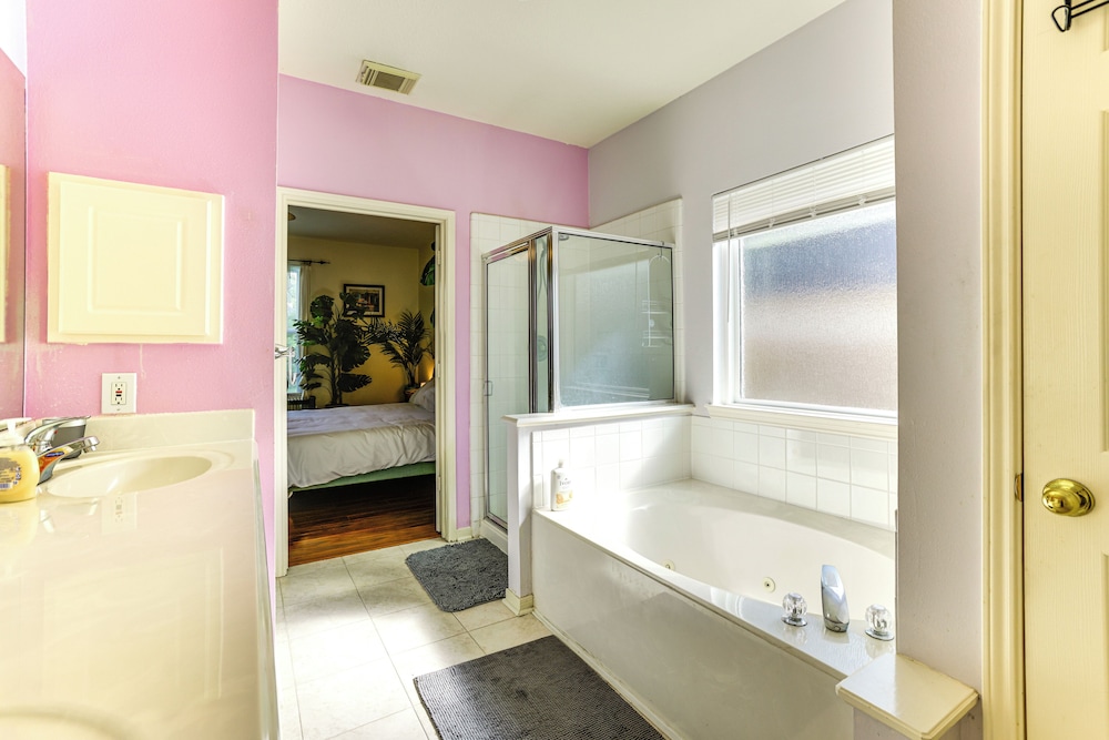 4 Mi to Old Town Spring: Family Retreat w/ Yard!