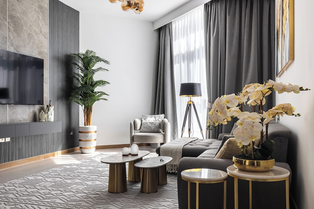 SIMPLY COMFORT Missoni Top Floor with Sea, Canal and Burj Khalifa Views