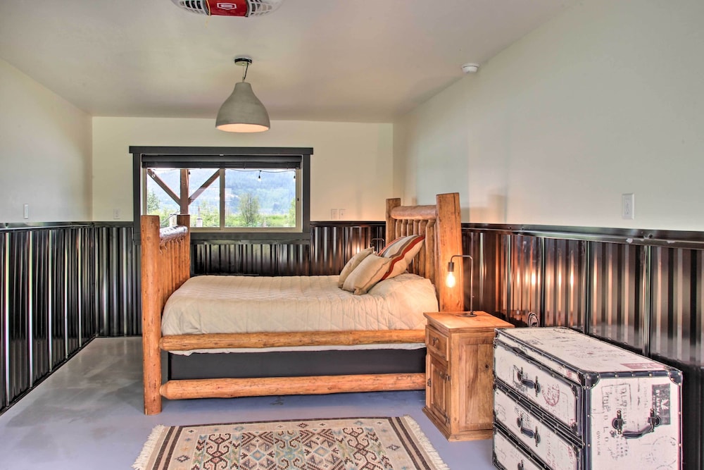 Waterfront Cabin w/ 2 Boat Docks & Mtn Views! view 4