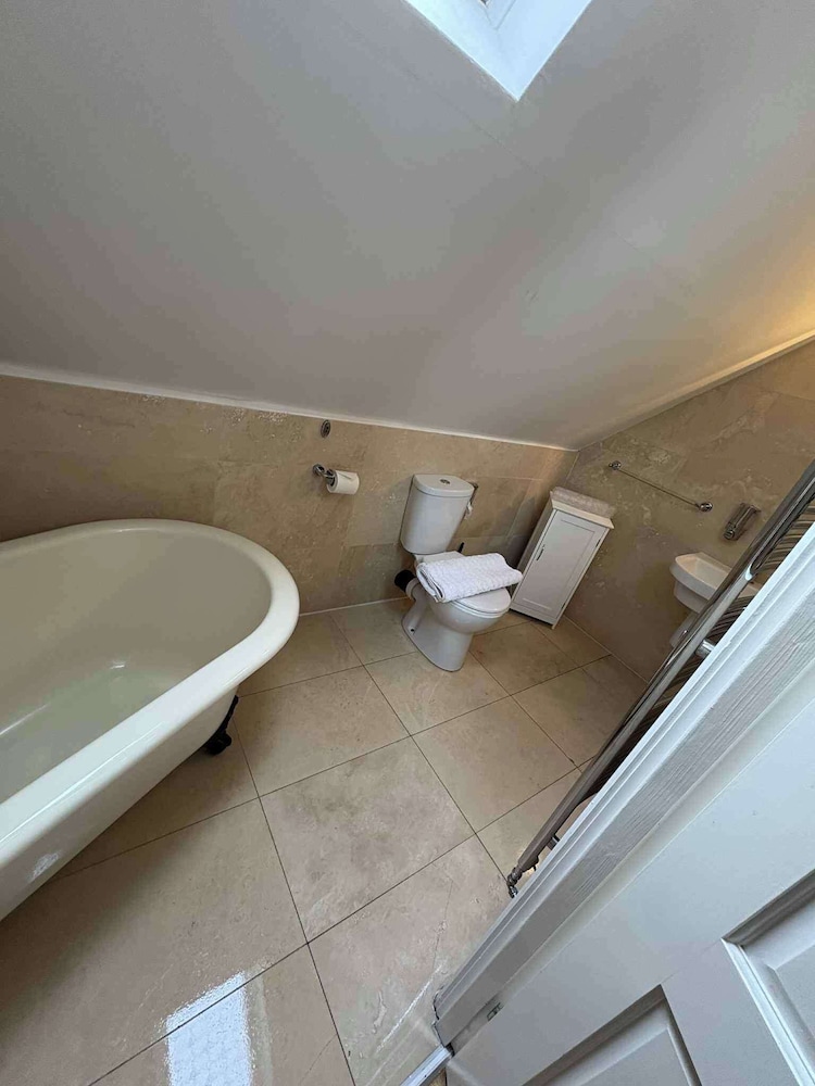 2 Bed Apartment - Sleeps 4 - Parking - Wifi