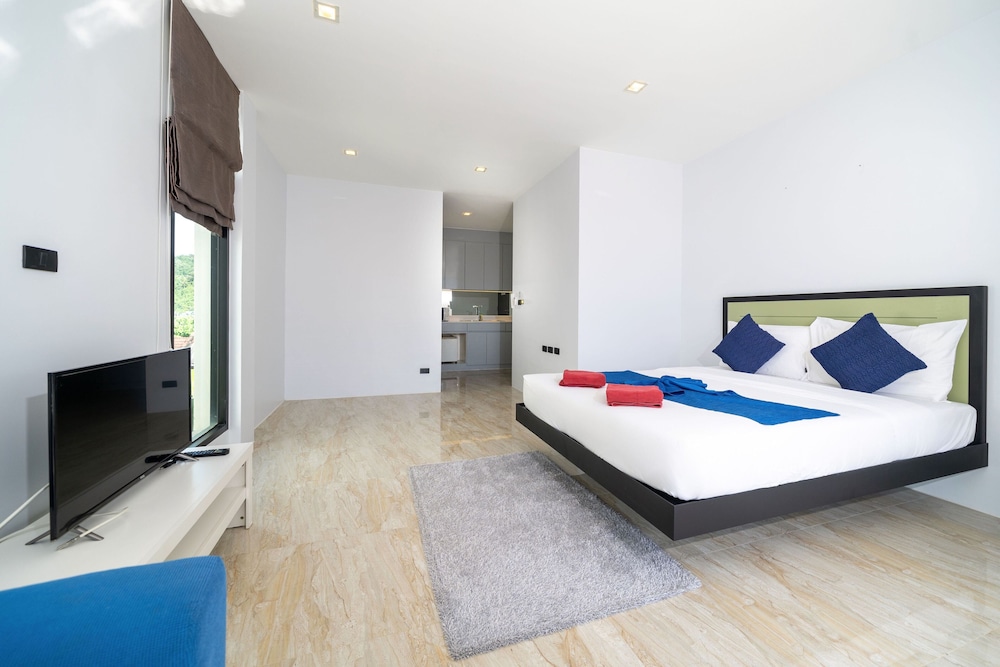 Vibrant Beach Life at Kata Villa UTK4