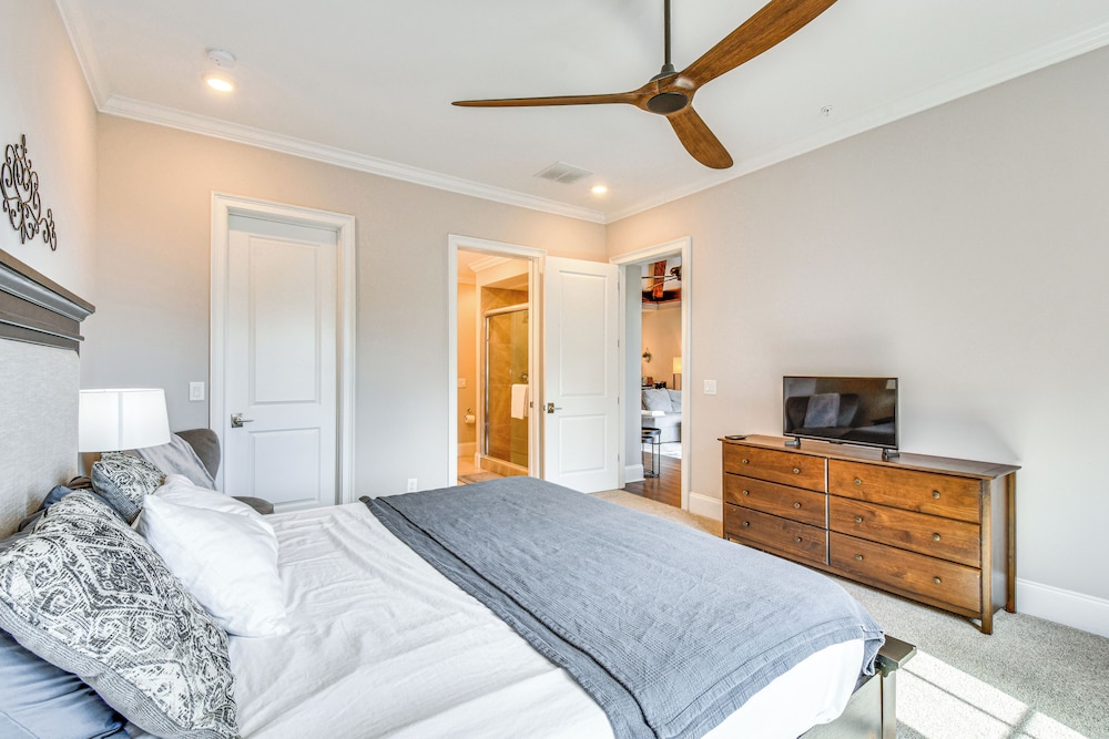 Community Perks: Mountain-view Condo in Toccoa!