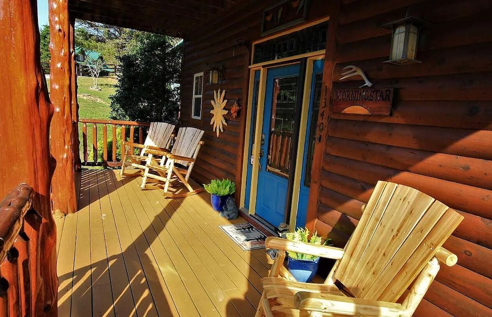 Smoky Mtn Log Cabin w Wet Bar Loft