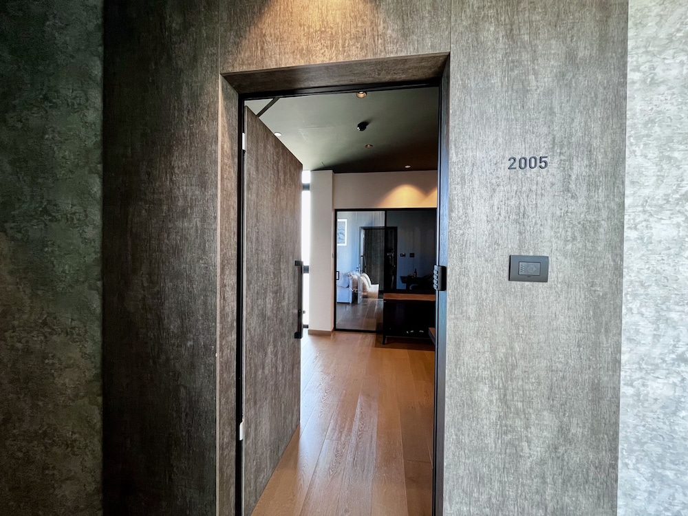 128 LIM - 2005 Stay Only Tower Suite