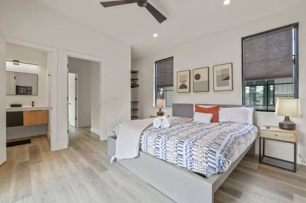 Work Of Art -3 Bedroom Elegant Townhome-columbus