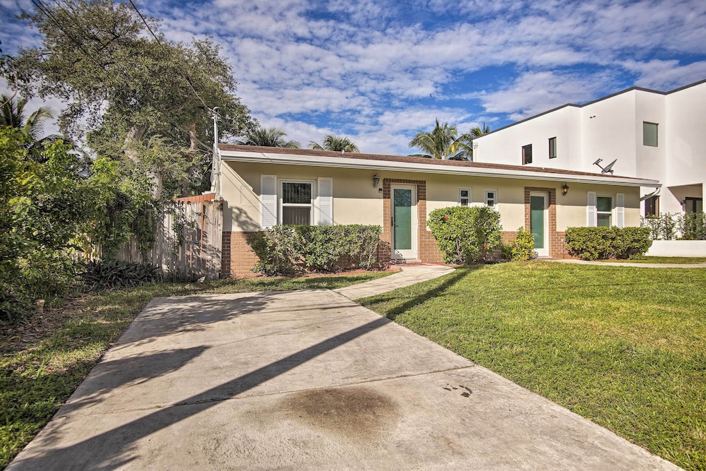 Ft. Lauderdale Townhome on Canal - 3 Mi. to Beach!