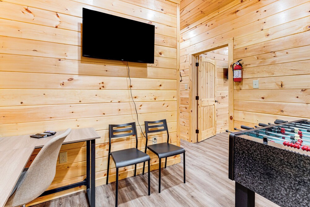 8 Mi to Dollywood: Cabin w/ Hot Tub & Decks!
