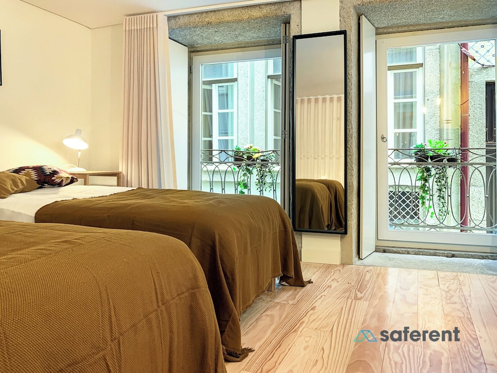 Bucks4 Fantastic 1BD + 1 Triplex Next to Ribeira
