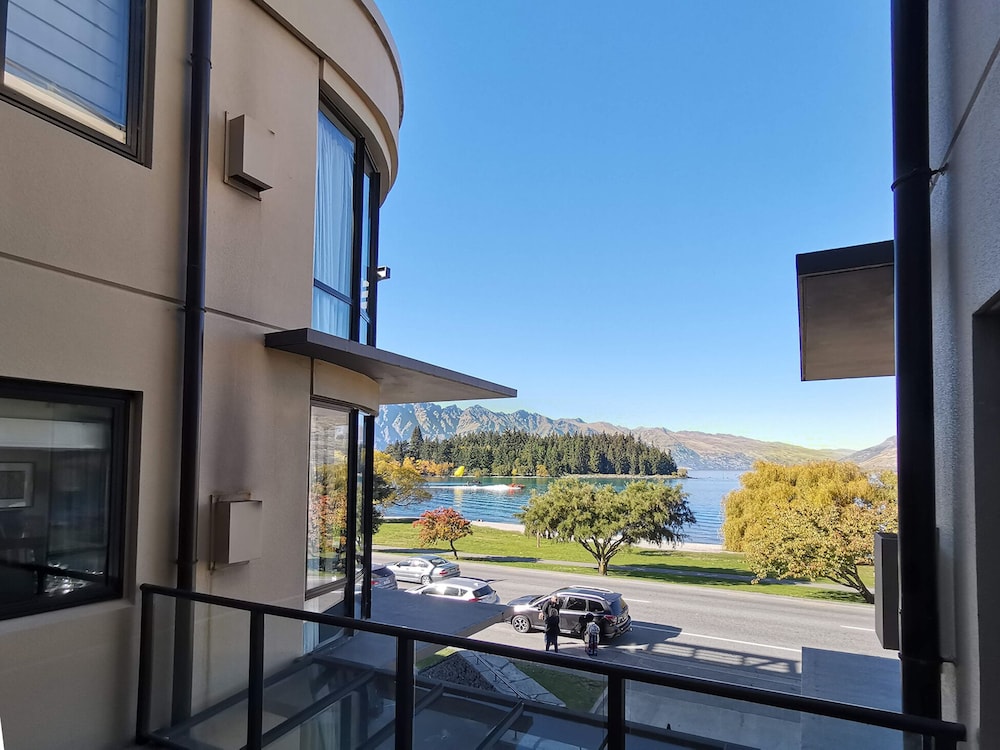 Modern Spacious Town Center Unit with Lake View view 3