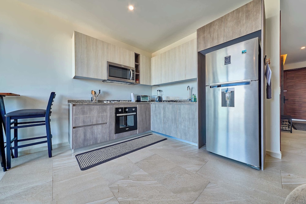 1BR Apartment - Private Balcony - Pool - Gym