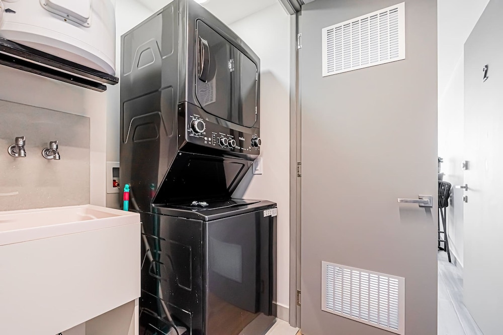 w Sophisticated 1BR w Great Deco in Centriqo