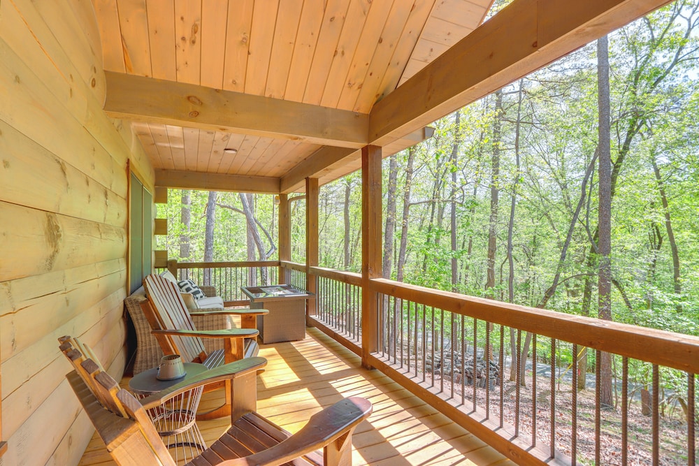 Ellijay Mountain Cabin w/ Hot Tub & Spacious Deck
