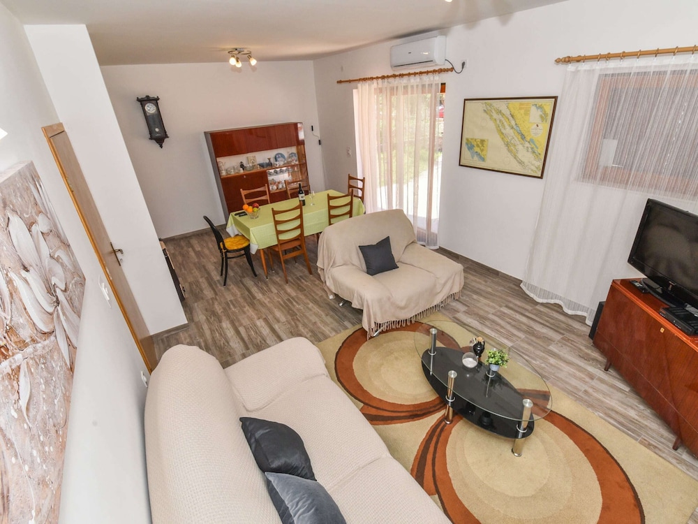 Holiday Home in Veli Iz With Fenced Garden view 4