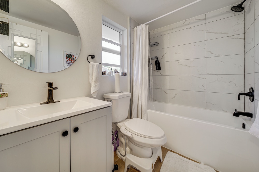 8 Mi to Downtown Seattle: Charming Home w/ Patio