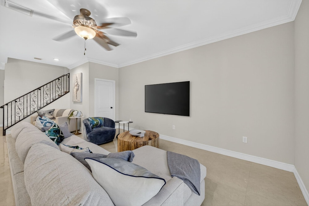 New Daisy Elegance Townhouse Steps From The Beach
