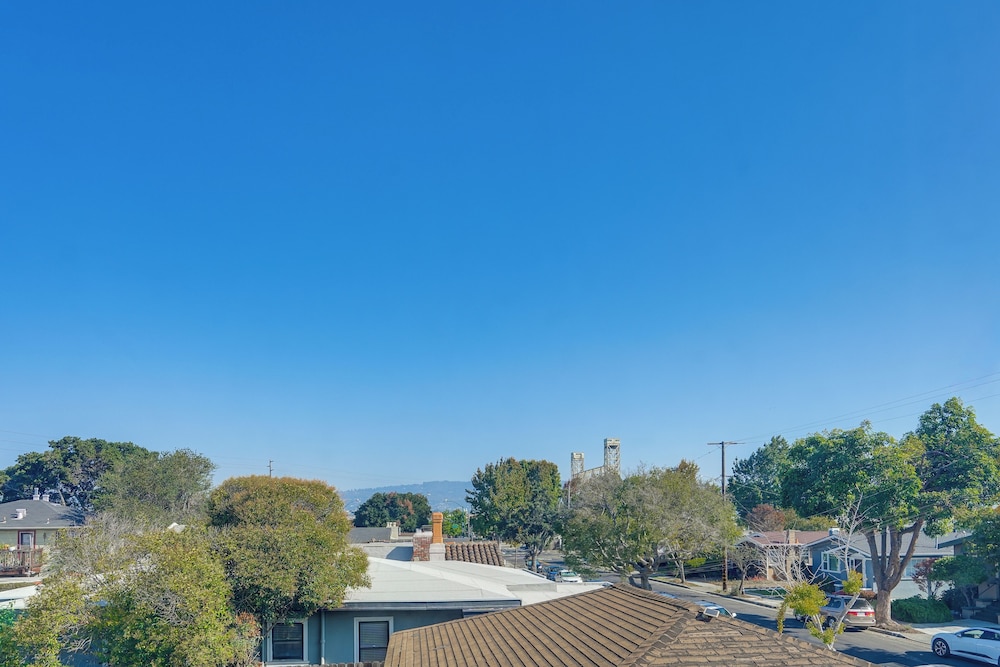Pet-friendly Condo < 2 Mi to Alameda Beach!