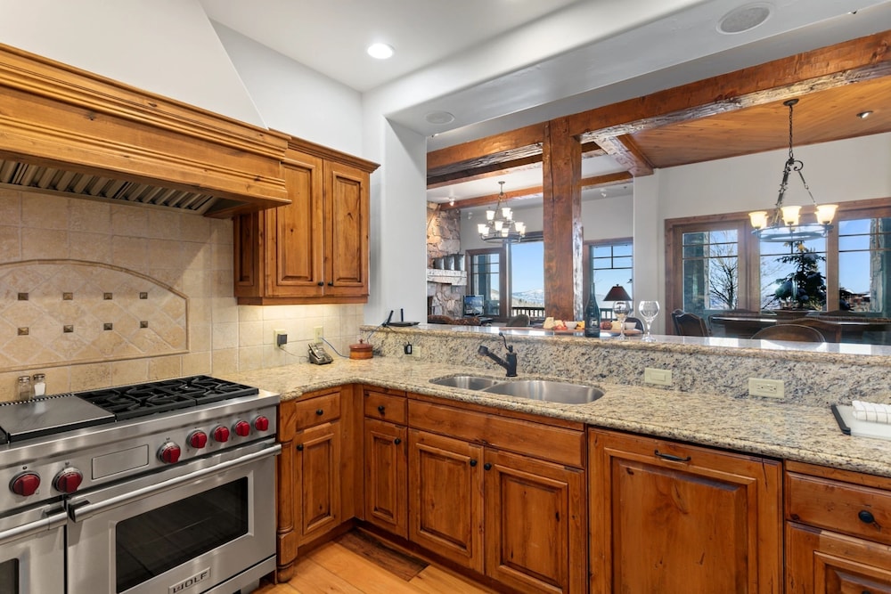 Grand Lodge - 3 Bedroom Deluxe #206 - Ski-in/out 3 Condo
