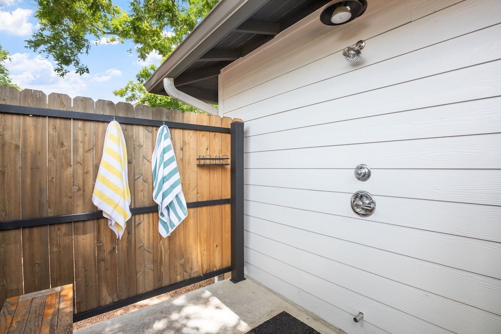 Zander Haus 3 Bedroom Home by RedAwning