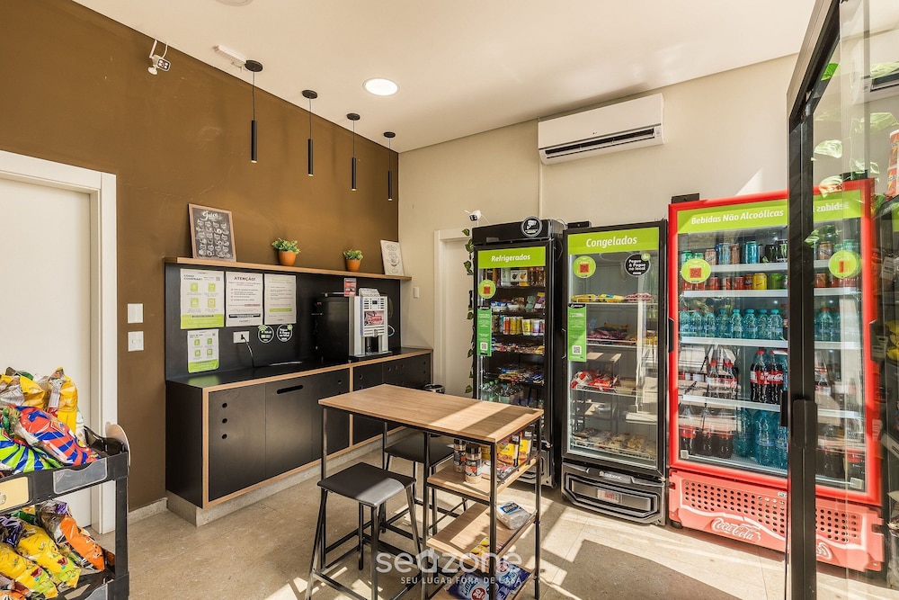 Studio in Condominium w/ Gym and Laundry Eco0304