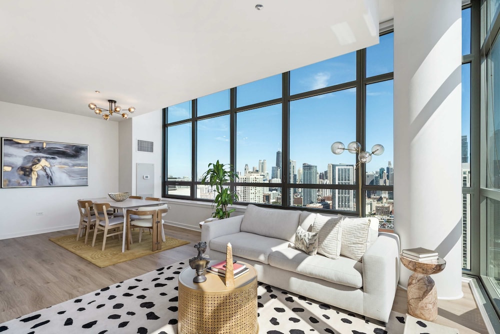 West Loop Grand Penthouse 3BR Best Views