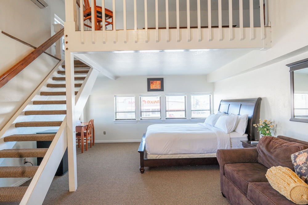 Road Creek Inn