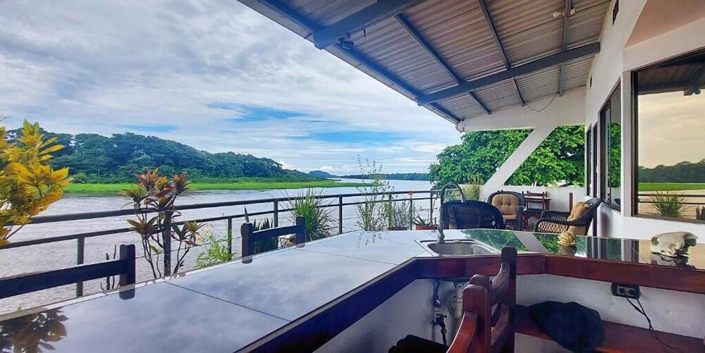 Tortuguero Adventures GuestHouse