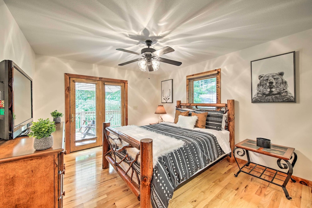 Spacious Murphy Chalet w/ Hot Tub: Mtn Views! view 2