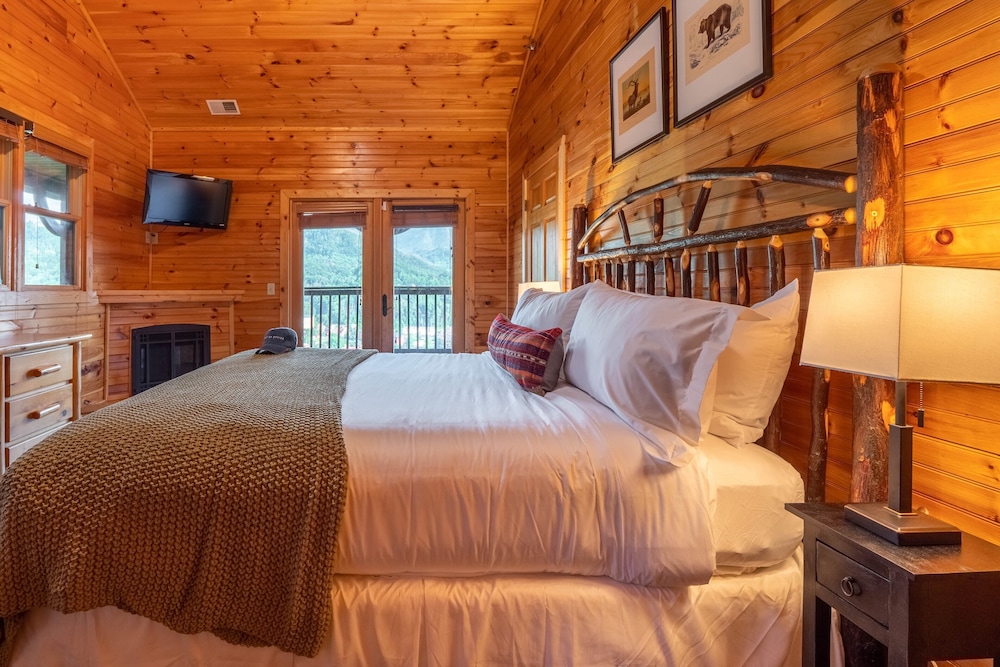 Hickory Ridge by Avantstay Sleeps 20! Incredible Private Elevated Cabin view 3