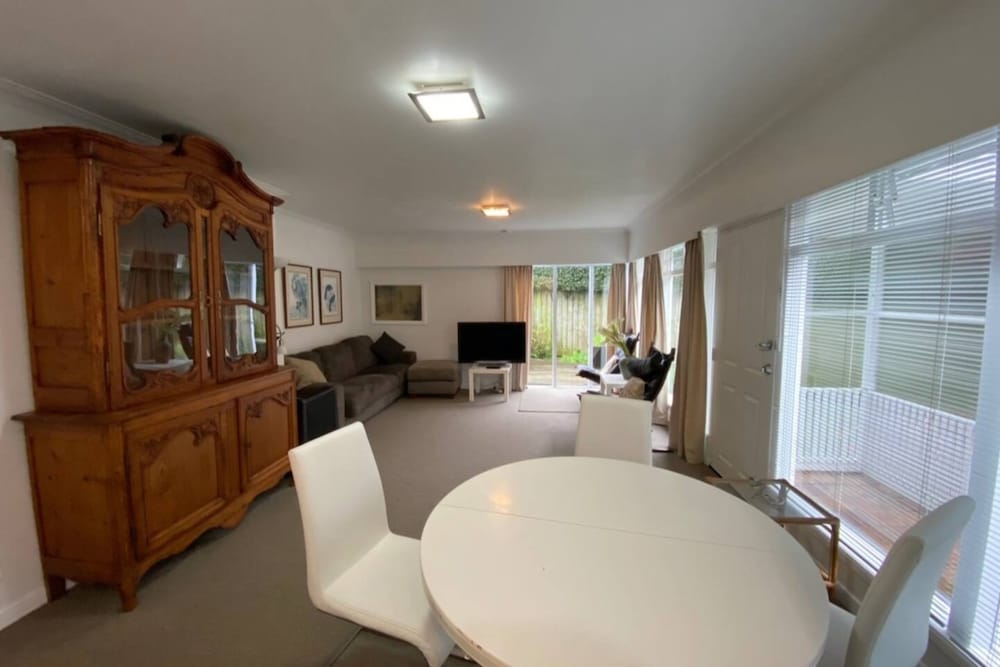 Lovely 2 Bedroom Apartment in Quiet Parnell view 5